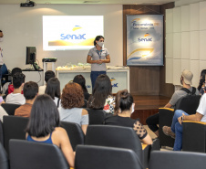 A Portos do Paraná, em parceria com o Serviço Nacional de Aprendizagem Comercial (Senac), entregou nesta sexta-feira (26) os certificados aos 35 jovens da Ilha dos Valadares que participaram dos cursos de Comunicação e Atendimento e Introdução à Maquiagem.  -  Paranaguá, 26/11/2021 - Foto: Claudio Neves/Portos do Paraná