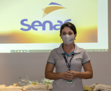 A Portos do Paraná, em parceria com o Serviço Nacional de Aprendizagem Comercial (Senac), entregou nesta sexta-feira (26) os certificados aos 35 jovens da Ilha dos Valadares que participaram dos cursos de Comunicação e Atendimento e Introdução à Maquiagem.  -  Paranaguá, 26/11/2021 - Foto: Claudio Neves/Portos do Paraná