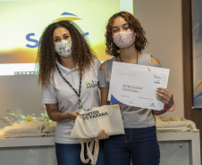 A Portos do Paraná, em parceria com o Serviço Nacional de Aprendizagem Comercial (Senac), entregou nesta sexta-feira (26) os certificados aos 35 jovens da Ilha dos Valadares que participaram dos cursos de Comunicação e Atendimento e Introdução à Maquiagem.  -  Paranaguá, 26/11/2021 - Foto: Claudio Neves/Portos do Paraná
