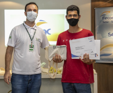 A Portos do Paraná, em parceria com o Serviço Nacional de Aprendizagem Comercial (Senac), entregou nesta sexta-feira (26) os certificados aos 35 jovens da Ilha dos Valadares que participaram dos cursos de Comunicação e Atendimento e Introdução à Maquiagem.  -  Paranaguá, 26/11/2021 - Foto: Claudio Neves/Portos do Paraná