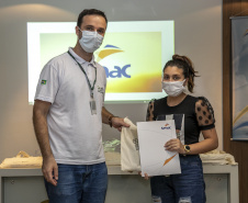 A Portos do Paraná, em parceria com o Serviço Nacional de Aprendizagem Comercial (Senac), entregou nesta sexta-feira (26) os certificados aos 35 jovens da Ilha dos Valadares que participaram dos cursos de Comunicação e Atendimento e Introdução à Maquiagem.  -  Paranaguá, 26/11/2021 - Foto: Claudio Neves/Portos do Paraná