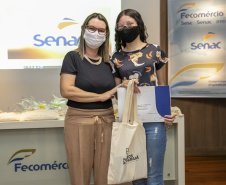 A Portos do Paraná, em parceria com o Serviço Nacional de Aprendizagem Comercial (Senac), entregou nesta sexta-feira (26) os certificados aos 35 jovens da Ilha dos Valadares que participaram dos cursos de Comunicação e Atendimento e Introdução à Maquiagem.  -  Paranaguá, 26/11/2021 - Foto: Claudio Neves/Portos do Paraná