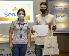 A Portos do Paraná, em parceria com o Serviço Nacional de Aprendizagem Comercial (Senac), entregou nesta sexta-feira (26) os certificados aos 35 jovens da Ilha dos Valadares que participaram dos cursos de Comunicação e Atendimento e Introdução à Maquiagem.  -  Paranaguá, 26/11/2021 - Foto: Claudio Neves/Portos do Paraná
