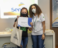 A Portos do Paraná, em parceria com o Serviço Nacional de Aprendizagem Comercial (Senac), entregou nesta sexta-feira (26) os certificados aos 35 jovens da Ilha dos Valadares que participaram dos cursos de Comunicação e Atendimento e Introdução à Maquiagem.  -  Paranaguá, 26/11/2021 - Foto: Claudio Neves/Portos do Paraná