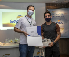 A Portos do Paraná, em parceria com o Serviço Nacional de Aprendizagem Comercial (Senac), entregou nesta sexta-feira (26) os certificados aos 35 jovens da Ilha dos Valadares que participaram dos cursos de Comunicação e Atendimento e Introdução à Maquiagem.  -  Paranaguá, 26/11/2021 - Foto: Claudio Neves/Portos do Paraná