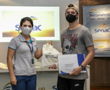 A Portos do Paraná, em parceria com o Serviço Nacional de Aprendizagem Comercial (Senac), entregou nesta sexta-feira (26) os certificados aos 35 jovens da Ilha dos Valadares que participaram dos cursos de Comunicação e Atendimento e Introdução à Maquiagem.  -  Paranaguá, 26/11/2021 - Foto: Claudio Neves/Portos do Paraná