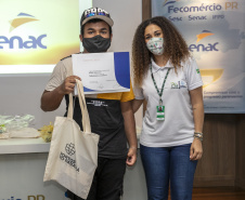 A Portos do Paraná, em parceria com o Serviço Nacional de Aprendizagem Comercial (Senac), entregou nesta sexta-feira (26) os certificados aos 35 jovens da Ilha dos Valadares que participaram dos cursos de Comunicação e Atendimento e Introdução à Maquiagem.  -  Paranaguá, 26/11/2021 - Foto: Claudio Neves/Portos do Paraná