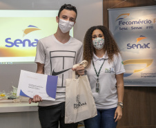 A Portos do Paraná, em parceria com o Serviço Nacional de Aprendizagem Comercial (Senac), entregou nesta sexta-feira (26) os certificados aos 35 jovens da Ilha dos Valadares que participaram dos cursos de Comunicação e Atendimento e Introdução à Maquiagem.  -  Paranaguá, 26/11/2021 - Foto: Claudio Neves/Portos do Paraná