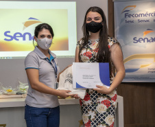 A Portos do Paraná, em parceria com o Serviço Nacional de Aprendizagem Comercial (Senac), entregou nesta sexta-feira (26) os certificados aos 35 jovens da Ilha dos Valadares que participaram dos cursos de Comunicação e Atendimento e Introdução à Maquiagem.  -  Paranaguá, 26/11/2021 - Foto: Claudio Neves/Portos do Paraná
