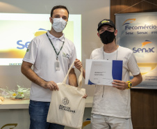 A Portos do Paraná, em parceria com o Serviço Nacional de Aprendizagem Comercial (Senac), entregou nesta sexta-feira (26) os certificados aos 35 jovens da Ilha dos Valadares que participaram dos cursos de Comunicação e Atendimento e Introdução à Maquiagem.  -  Paranaguá, 26/11/2021 - Foto: Claudio Neves/Portos do Paraná