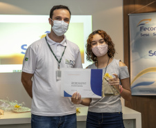 A Portos do Paraná, em parceria com o Serviço Nacional de Aprendizagem Comercial (Senac), entregou nesta sexta-feira (26) os certificados aos 35 jovens da Ilha dos Valadares que participaram dos cursos de Comunicação e Atendimento e Introdução à Maquiagem.  -  Paranaguá, 26/11/2021 - Foto: Claudio Neves/Portos do Paraná