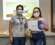 A Portos do Paraná, em parceria com o Serviço Nacional de Aprendizagem Comercial (Senac), entregou nesta sexta-feira (26) os certificados aos 35 jovens da Ilha dos Valadares que participaram dos cursos de Comunicação e Atendimento e Introdução à Maquiagem.  -  Paranaguá, 26/11/2021 - Foto: Claudio Neves/Portos do Paraná