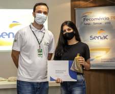 A Portos do Paraná, em parceria com o Serviço Nacional de Aprendizagem Comercial (Senac), entregou nesta sexta-feira (26) os certificados aos 35 jovens da Ilha dos Valadares que participaram dos cursos de Comunicação e Atendimento e Introdução à Maquiagem.  -  Paranaguá, 26/11/2021 - Foto: Claudio Neves/Portos do Paraná