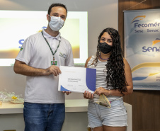 A Portos do Paraná, em parceria com o Serviço Nacional de Aprendizagem Comercial (Senac), entregou nesta sexta-feira (26) os certificados aos 35 jovens da Ilha dos Valadares que participaram dos cursos de Comunicação e Atendimento e Introdução à Maquiagem.  -  Paranaguá, 26/11/2021 - Foto: Claudio Neves/Portos do Paraná