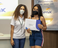 A Portos do Paraná, em parceria com o Serviço Nacional de Aprendizagem Comercial (Senac), entregou nesta sexta-feira (26) os certificados aos 35 jovens da Ilha dos Valadares que participaram dos cursos de Comunicação e Atendimento e Introdução à Maquiagem.  -  Paranaguá, 26/11/2021 - Foto: Claudio Neves/Portos do Paraná