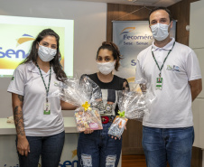 A Portos do Paraná, em parceria com o Serviço Nacional de Aprendizagem Comercial (Senac), entregou nesta sexta-feira (26) os certificados aos 35 jovens da Ilha dos Valadares que participaram dos cursos de Comunicação e Atendimento e Introdução à Maquiagem.  -  Paranaguá, 26/11/2021 - Foto: Claudio Neves/Portos do Paraná