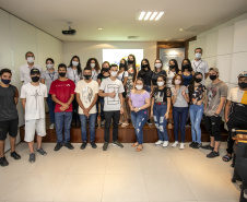 A Portos do Paraná, em parceria com o Serviço Nacional de Aprendizagem Comercial (Senac), entregou nesta sexta-feira (26) os certificados aos 35 jovens da Ilha dos Valadares que participaram dos cursos de Comunicação e Atendimento e Introdução à Maquiagem.  -  Paranaguá, 26/11/2021 - Foto: Claudio Neves/Portos do Paraná