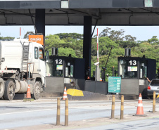 O Departamento de Estradas de Rodagem do Paraná (DER/PR) está ingressando na Justiça Federal com pedido de liminar em Ação Civil Pública para obrigar as concessionárias de pedágio do anel de integração a implantar a canalização do tráfego e reforço de sinalização nas praças de pedágio, a fim de garantir a transposição livre e segura dos usuários, com o encerramento dos contratos. -  Curitiba, 22/11/2021 - Foto: Rodrigo Félix Leal/SEIL