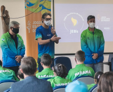 A manhã da última terça-feira, 09, foi de homenagens na Superintendência Geral de Esporte do Governo do Paraná. Após a delegação paranaense voltar campeã dos Jogos Escolares Brasileiros (JEBS) no Rio de Janeiro, os estudantes-atletas receberam uma novidade:  os participantes dos JEBS estão classificados para as bolsas-atletas, categoria formador, na edição 2022 do Programa Geração Olímpica e Paralímpica (GOP). - Curitiba, 09/11/2021 - Foto: Paraná Esporte