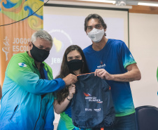 A manhã da última terça-feira, 09, foi de homenagens na Superintendência Geral de Esporte do Governo do Paraná. Após a delegação paranaense voltar campeã dos Jogos Escolares Brasileiros (JEBS) no Rio de Janeiro, os estudantes-atletas receberam uma novidade:  os participantes dos JEBS estão classificados para as bolsas-atletas, categoria formador, na edição 2022 do Programa Geração Olímpica e Paralímpica (GOP). - Curitiba, 09/11/2021 - Foto: Paraná Esporte