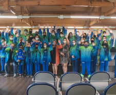 A manhã da última terça-feira, 09, foi de homenagens na Superintendência Geral de Esporte do Governo do Paraná. Após a delegação paranaense voltar campeã dos Jogos Escolares Brasileiros (JEBS) no Rio de Janeiro, os estudantes-atletas receberam uma novidade:  os participantes dos JEBS estão classificados para as bolsas-atletas, categoria formador, na edição 2022 do Programa Geração Olímpica e Paralímpica (GOP). - Curitiba, 09/11/2021 - Foto: Paraná Esporte