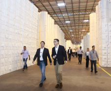 A industrialização avança a passos largos para os municípios menos populosos do Paraná. Um levantamento da Invest Paraná, braço do Governo do Estado responsável pela prospecção e atração de investimentos, a partir das licenças emitidas revela que as cidades de menor porte atraíram aplicações de R$ 15,9 bilhões da iniciativa privada desde 2019. Dentro deste pacote estão 483 ações em localidades de porte médio (R$ 2 bilhões e 95 acordos), pequeno (R$ 13,65 bilhões e 359 acordos) e micro (R$ 256 milhões em 29 