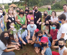 O secretário do Desenvolvimento Sustentável e do Turismo, Márcio Nunes, participou nesta quinta-feira (25) do plantio de mudas de árvores nativas no Parque Urbano de Maria Helena, no Noroeste do Estrado. O parque está com 77% de obras. -  Curitiba, 25/11/2021 - Foto: Alessandro Vieira/SEDEST