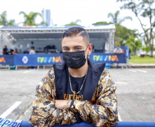 O primeiro a chegar para contemplar a abertura do Natal Palácio Iguaçu, na sexta-feira (19), foi Lucas Daniel Menezes, 22 anos. Foto Gilson Abreu/AEN