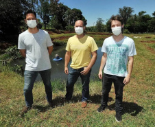 Doutorando Armando César Rodrigues, pesquisador e biólogo Mario Luis Orsi (ao centro), biólogo colaborador Matheus Chueire Luiz. - Londrina, 