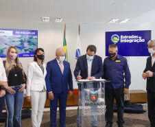 09.11.2021 - Governador Carlos Massa Ratinho Junior assina programa Estradas da Integração.