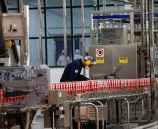 A industrialização avança a passos largos para os municípios menos populosos do Paraná. Um levantamento da Invest Paraná, braço do Governo do Estado responsável pela prospecção e atração de investimentos, a partir das licenças emitidas revela que as cidades de menor porte atraíram aplicações de R$ 15,9 bilhões da iniciativa privada desde 2019. Dentro deste pacote estão 483 ações em localidades de porte médio (R$ 2 bilhões e 95 acordos), pequeno (R$ 13,65 bilhões e 359 acordos) e micro (R$ 256 milhões em 29 