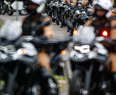 O governador Carlos Massa Ratinho Junior e o Secretário da Segurança Pública, Romulo Marinho Soares, entregam nesta sexta-feira (19), à Polícia Militar do Paraná 155 novas motocicletas, modelo BMW, que incluem capacetes, EPIs e rádios comunicadores, no Parque Estadual Vila Velha, em Ponta Grossa.19/11/2021 - Foto: Jonathan Campos