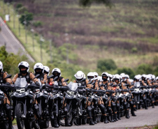 O governador Carlos Massa Ratinho Junior e o Secretário da Segurança Pública, Romulo Marinho Soares, entregam nesta sexta-feira (19), à Polícia Militar do Paraná 155 novas motocicletas, modelo BMW, que incluem capacetes, EPIs e rádios comunicadores, no Parque Estadual Vila Velha, em Ponta Grossa.19/11/2021 - Foto: Jonathan Campos