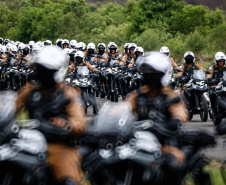 O governador Carlos Massa Ratinho Junior e o Secretário da Segurança Pública, Romulo Marinho Soares, entregam nesta sexta-feira (19), à Polícia Militar do Paraná 155 novas motocicletas, modelo BMW, que incluem capacetes, EPIs e rádios comunicadores, no Parque Estadual Vila Velha, em Ponta Grossa.19/11/2021 - Foto: Jonathan Campos