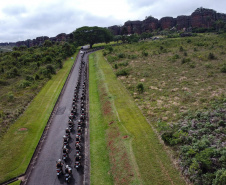 O governador Carlos Massa Ratinho Junior e o Secretário da Segurança Pública, Romulo Marinho Soares, entregam nesta sexta-feira (19), à Polícia Militar do Paraná 155 novas motocicletas, modelo BMW, que incluem capacetes, EPIs e rádios comunicadores, no Parque Estadual Vila Velha, em Ponta Grossa.19/11/2021 - Foto: Jonathan Campos