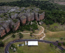 O governador Carlos Massa Ratinho Junior e o Secretário da Segurança Pública, Romulo Marinho Soares, entregam nesta sexta-feira (19), à Polícia Militar do Paraná 155 novas motocicletas, modelo BMW, que incluem capacetes, EPIs e rádios comunicadores, no Parque Estadual Vila Velha, em Ponta Grossa.19/11/2021 - Foto: Jonathan Campos