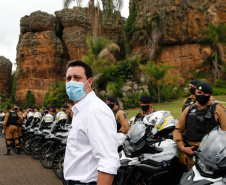 O governador Carlos Massa Ratinho Junior e o Secretário da Segurança Pública, Romulo Marinho Soares, entregam nesta sexta-feira (19), à Polícia Militar do Paraná 155 novas motocicletas, modelo BMW, que incluem capacetes, EPIs e rádios comunicadores, no Parque Estadual Vila Velha, em Ponta Grossa.19/11/2021 - Foto: Jonathan Campos