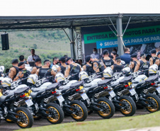 O governador Carlos Massa Ratinho Junior e o Secretário da Segurança Pública, Romulo Marinho Soares, entregam nesta sexta-feira (19), à Polícia Militar do Paraná 155 novas motocicletas, modelo BMW, que incluem capacetes, EPIs e rádios comunicadores, no Parque Estadual Vila Velha, em Ponta Grossa.19/11/2021 - Foto: Jonathan Campos