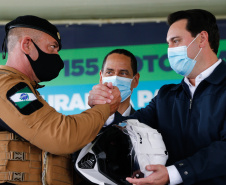 O governador Carlos Massa Ratinho Junior e o Secretário da Segurança Pública, Romulo Marinho Soares, entregam nesta sexta-feira (19), à Polícia Militar do Paraná 155 novas motocicletas, modelo BMW, que incluem capacetes, EPIs e rádios comunicadores, no Parque Estadual Vila Velha, em Ponta Grossa.19/11/2021 - Foto: Jonathan Campos