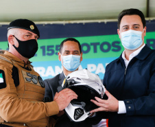 O governador Carlos Massa Ratinho Junior e o Secretário da Segurança Pública, Romulo Marinho Soares, entregam nesta sexta-feira (19), à Polícia Militar do Paraná 155 novas motocicletas, modelo BMW, que incluem capacetes, EPIs e rádios comunicadores, no Parque Estadual Vila Velha, em Ponta Grossa.19/11/2021 - Foto: Jonathan Campos