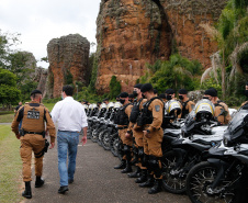 O governador Carlos Massa Ratinho Junior e o Secretário da Segurança Pública, Romulo Marinho Soares, entregam nesta sexta-feira (19), à Polícia Militar do Paraná 155 novas motocicletas, modelo BMW, que incluem capacetes, EPIs e rádios comunicadores, no Parque Estadual Vila Velha, em Ponta Grossa.19/11/2021 - Foto: Jonathan Campos