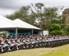 O governador Carlos Massa Ratinho Junior e o Secretário da Segurança Pública, Romulo Marinho Soares, entregam nesta sexta-feira (19), à Polícia Militar do Paraná 155 novas motocicletas, modelo BMW, que incluem capacetes, EPIs e rádios comunicadores, no Parque Estadual Vila Velha, em Ponta Grossa.19/11/2021 - Foto: Jonathan Campos