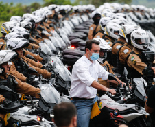 O governador Carlos Massa Ratinho Junior e o Secretário da Segurança Pública, Romulo Marinho Soares, entregam nesta sexta-feira (19), à Polícia Militar do Paraná 155 novas motocicletas, modelo BMW, que incluem capacetes, EPIs e rádios comunicadores, no Parque Estadual Vila Velha, em Ponta Grossa.19/11/2021 - Foto: Jonathan Campos