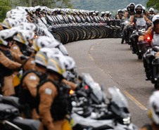 O governador Carlos Massa Ratinho Junior e o Secretário da Segurança Pública, Romulo Marinho Soares, entregam nesta sexta-feira (19), à Polícia Militar do Paraná 155 novas motocicletas, modelo BMW, que incluem capacetes, EPIs e rádios comunicadores, no Parque Estadual Vila Velha, em Ponta Grossa.19/11/2021 - Foto: Jonathan Campos