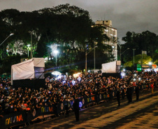 Primeira apresentação do Natal no Palácio Iguaçu é um espetáculo de fogos, luzes e música