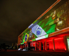 Primeira apresentação do Natal no Palácio Iguaçu é um espetáculo de fogos, luzes e música