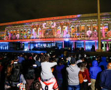 Primeira apresentação do Natal no Palácio Iguaçu é um espetáculo de fogos, luzes e música