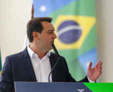  O governador Carlos Massa Ratinho Junior entregou, nesta quarta-feira (10), em cerimônia no Palácio Iguaçu, 10.229 computadores para colégios estaduais de 146 municípios do Paraná, além de mais de 2 mil equipamentos de wi-fi que vão beneficiar os alunos de todas as instituições vinculadas à Secretaria de Estado da Educação e do Esporte (Seed).  Foto: Gilson Abreu/AEN