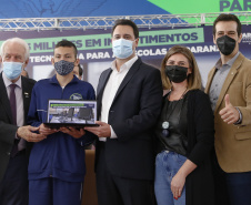  O governador Carlos Massa Ratinho Junior entregou, nesta quarta-feira (10), em cerimônia no Palácio Iguaçu, 10.229 computadores para colégios estaduais de 146 municípios do Paraná, além de mais de 2 mil equipamentos de wi-fi que vão beneficiar os alunos de todas as instituições vinculadas à Secretaria de Estado da Educação e do Esporte (Seed).  Foto: Gilson Abreu/AEN