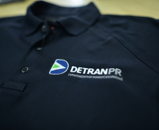 Para trazer padronização e segurança, Detran-PR disponibiliza uniforme para seus colaboradores